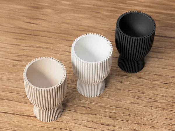 Moderner Ei-Becher mit Doppelfunktion